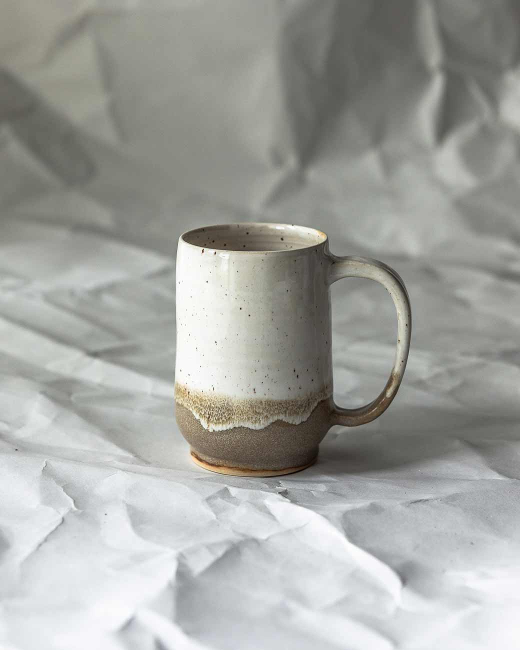 MUG | BEIGE WHITE JE STÜCK