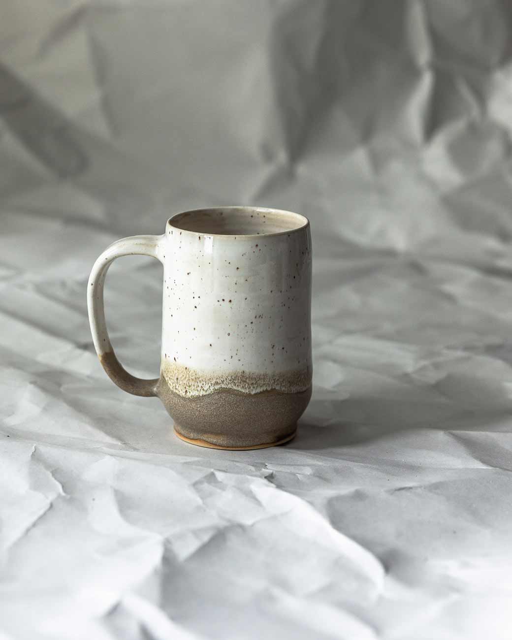MUG | BEIGE WHITE JE STÜCK