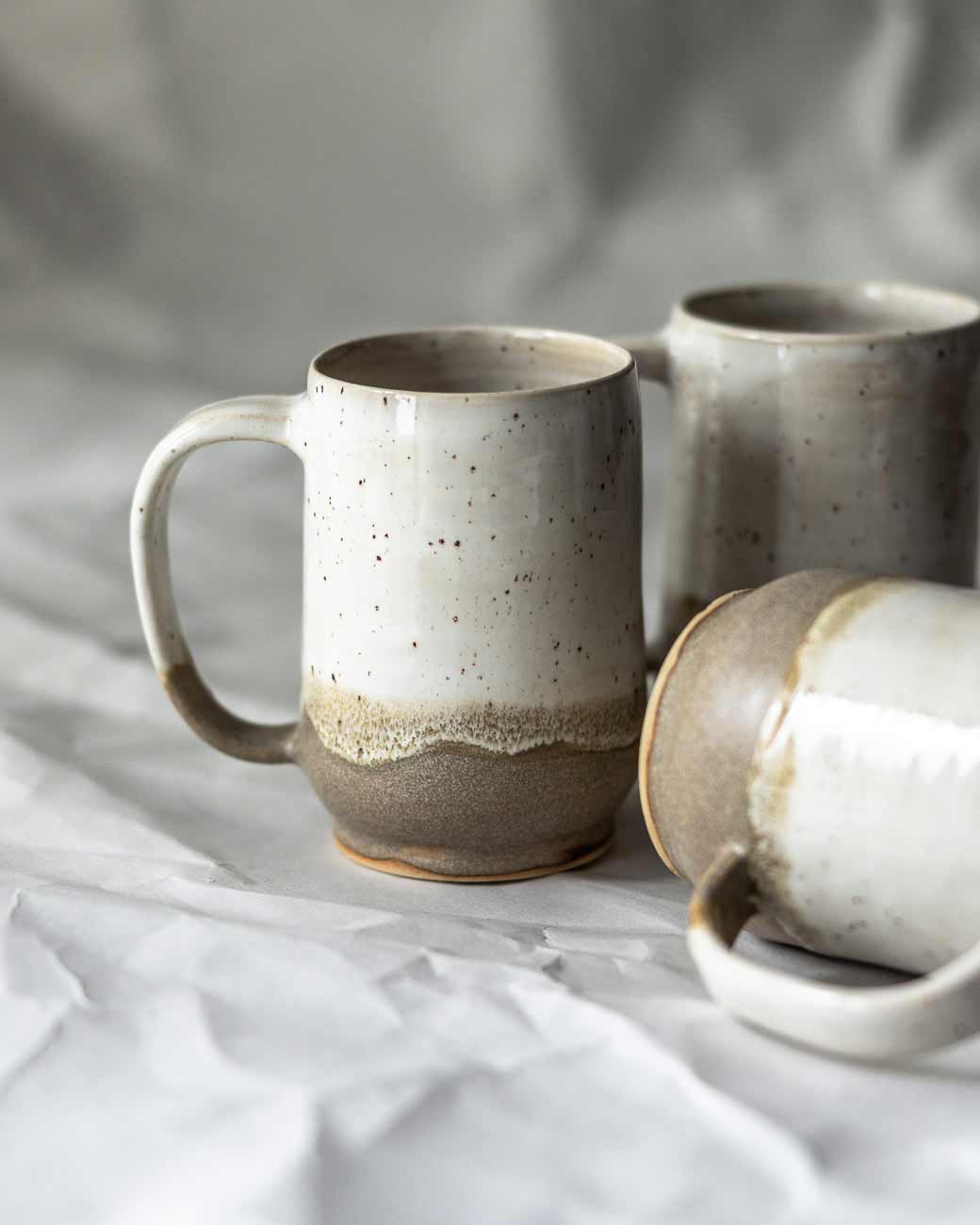 MUG | BEIGE WHITE JE STÜCK