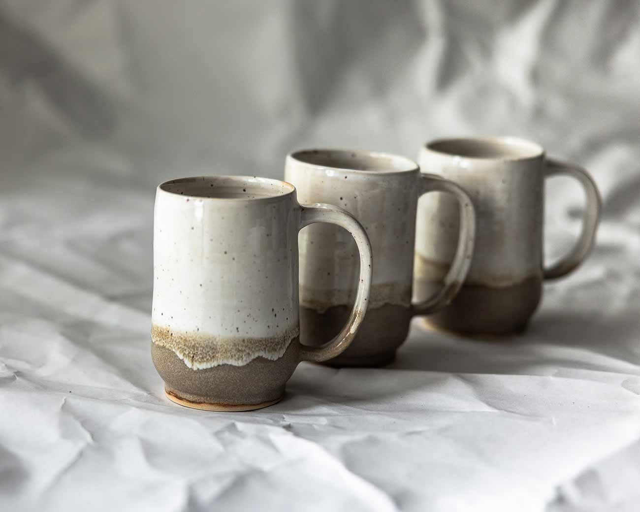 MUG | BEIGE WHITE JE STÜCK
